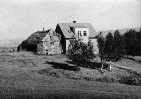 Arnheiðarstaðir í Fljótsdal, bernskuheimili Helga (1936-1942). Búið var í baðstofunni til vinstri. Myndin er tekin árið 1959. Mynd H. Hg.